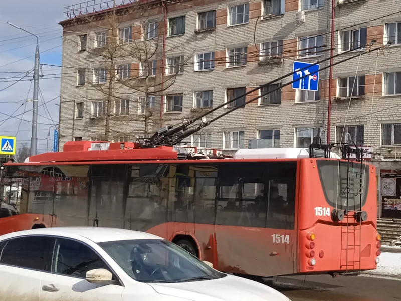 Красный городской троллейбус у остановки «Бежицкий рынок» в Брянске