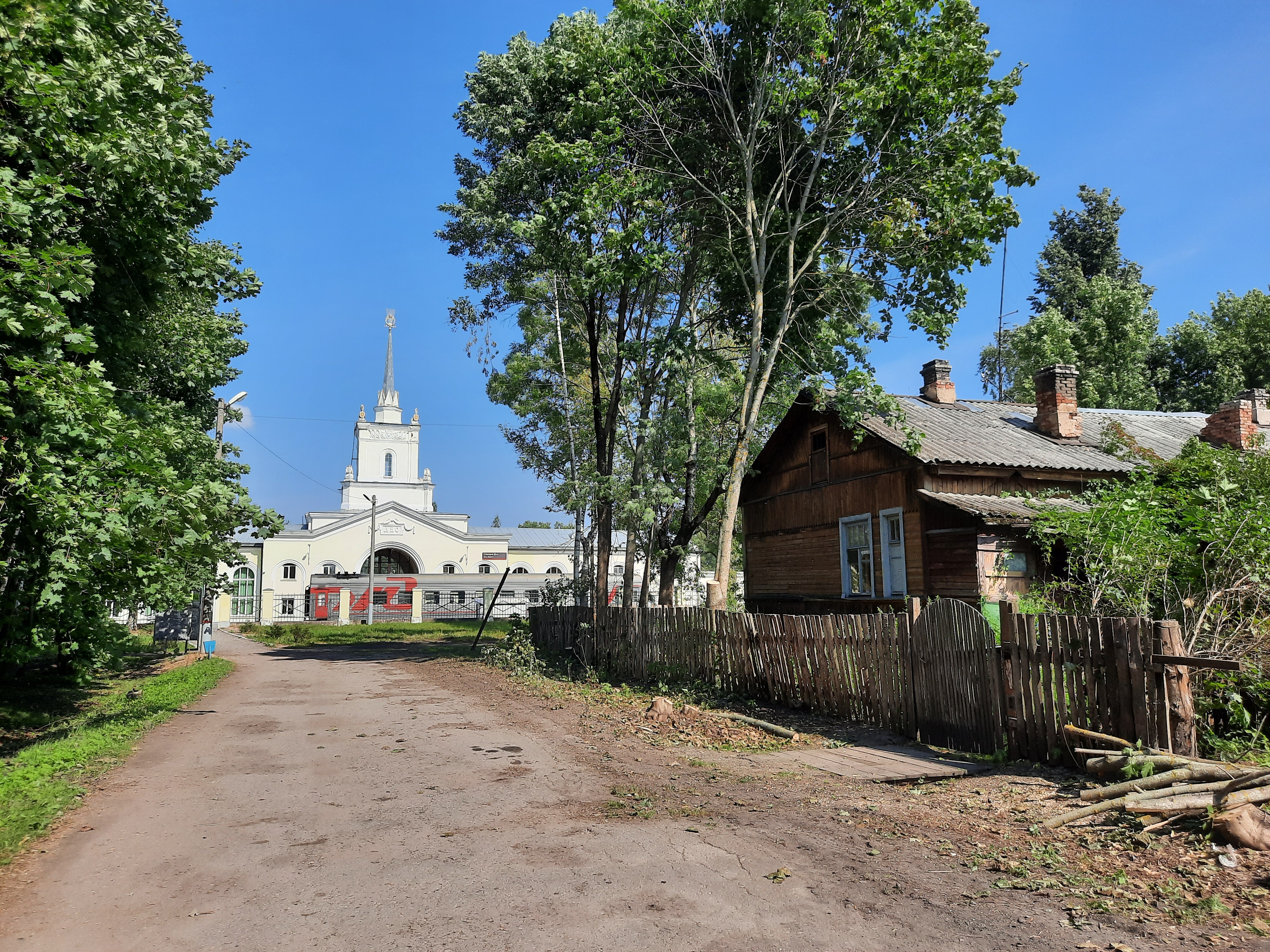Архивный вид улицы Ленина и железнодорожного вокзала в городе Дно