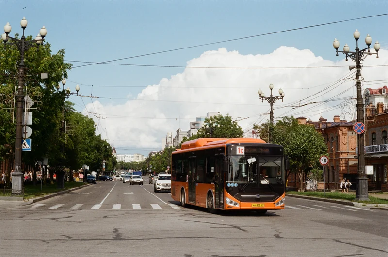 Автобус на улице Муравьёва-Амурского в Хабаровске