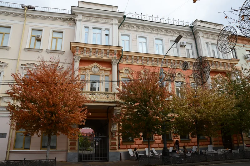 Улица Красная в Краснодаре, городской вид в октябре 2023 года