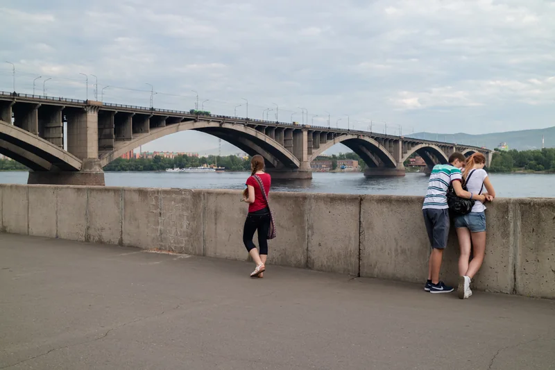 Набережная Енисея и Коммунальный мост в Красноярске