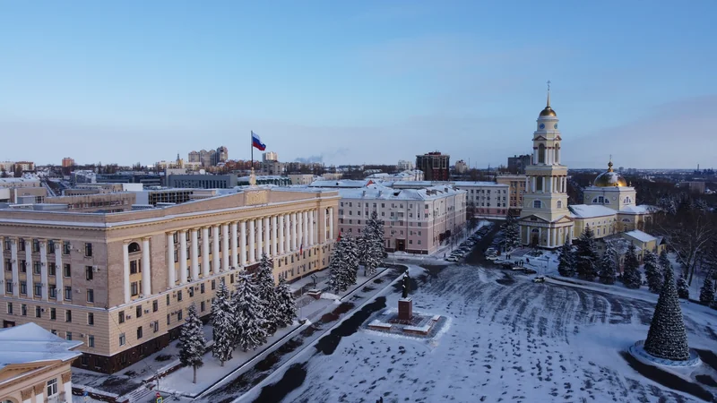Зимняя панорама Соборной площади Липецка с Домом Советов и Христорождественским собором