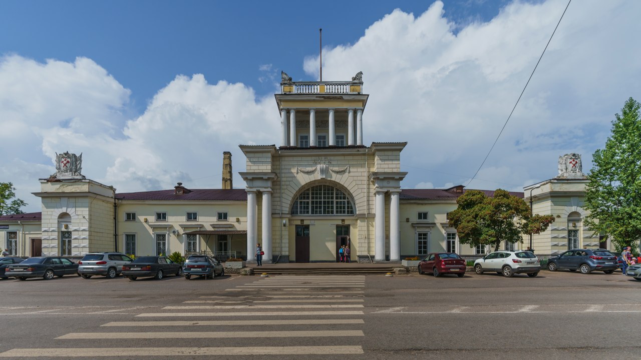 Луга: городской вид у железнодорожного вокзала Луга-1