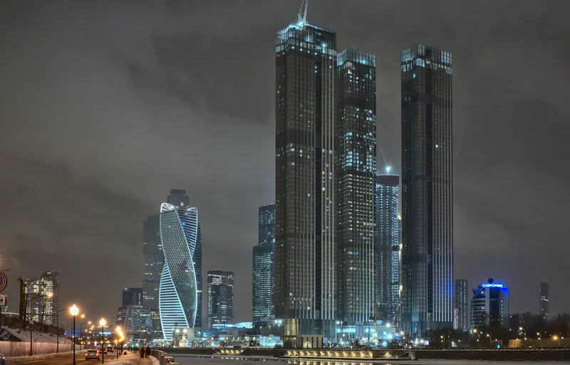 Вечерний вид на московские небоскрёбы Capital Towers и башню Эволюция со стороны набережной