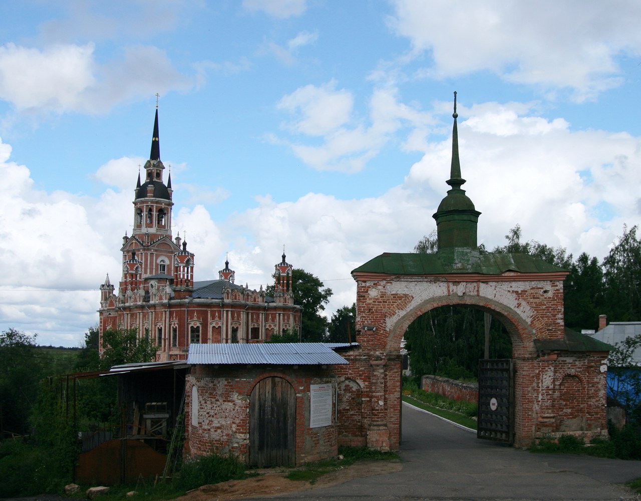 Вход на территорию Можайского кремля