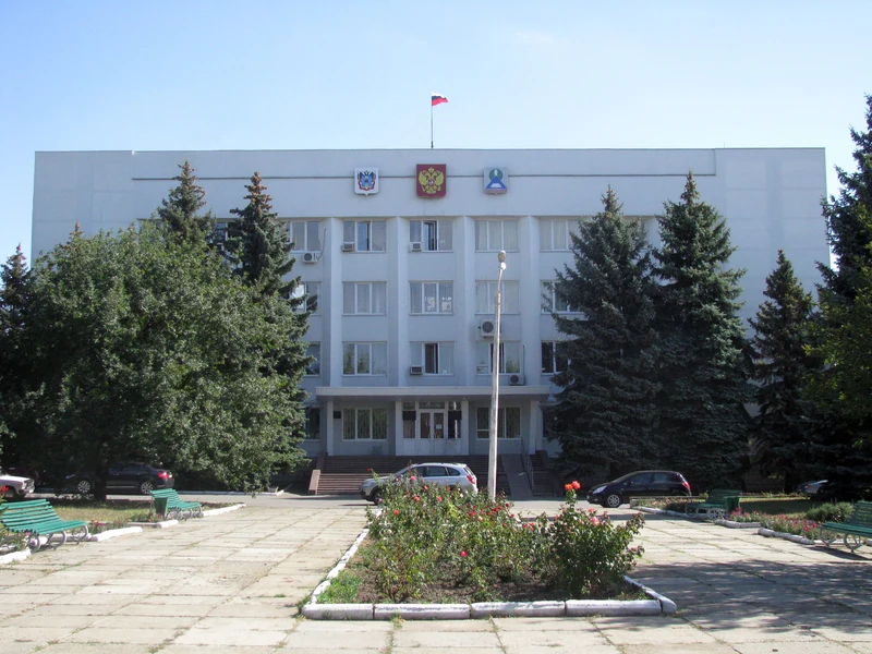 Здание администрации и городской думы Новошахтинска на архивном фото