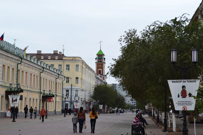 Пешеходная Советская улица в Оренбурге и башня с часами