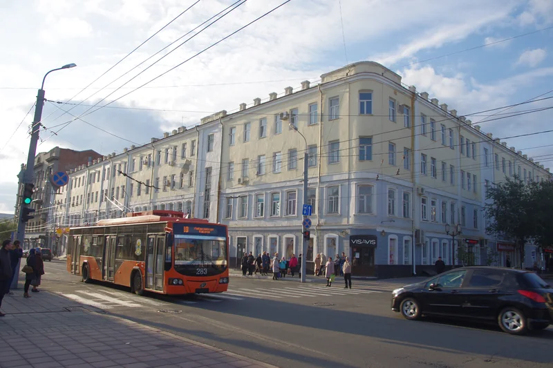 Оранжевый троллейбус на перекрёстке в центре Оренбурга