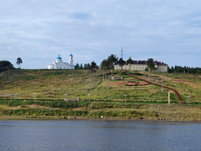 Подпорожье со стороны Свири: береговой склон и городские здания