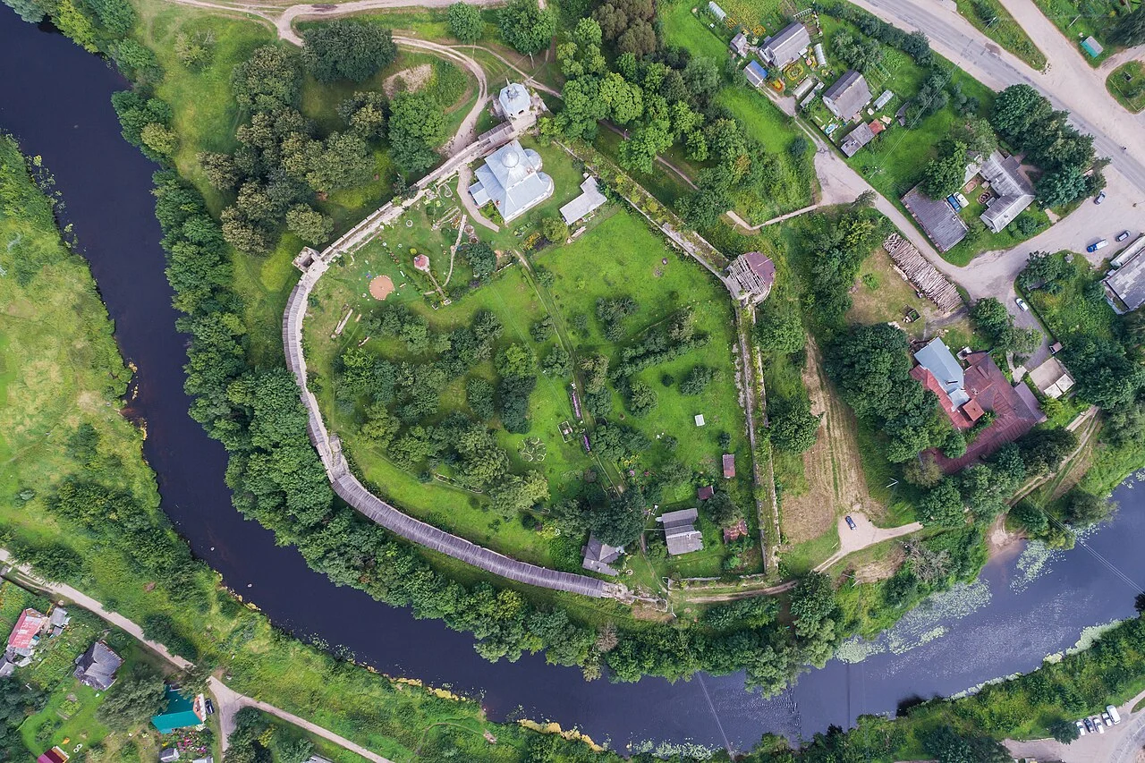 Порховская крепость и река Шелонь в Псковской области, архивный вид сверху