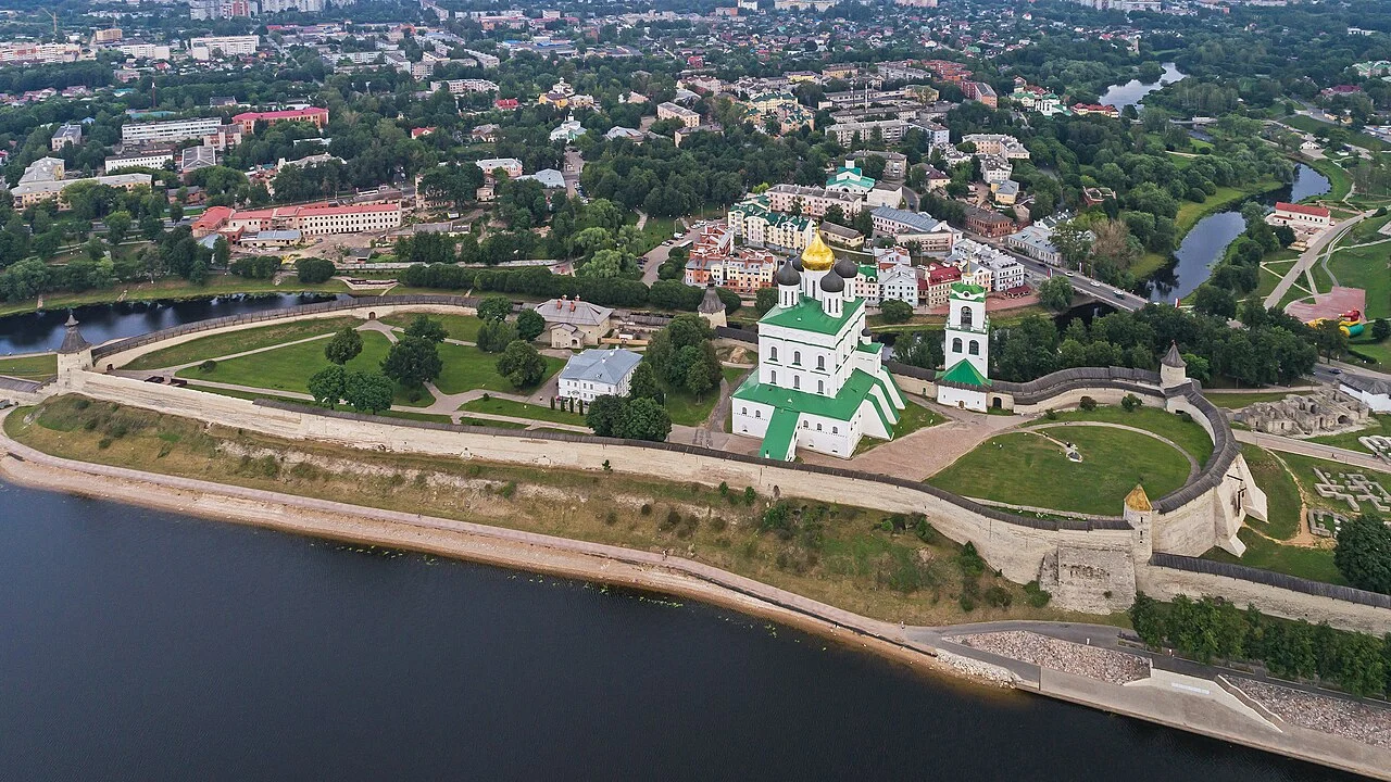 Псковский кремль и река Великая, архивный вид сверху