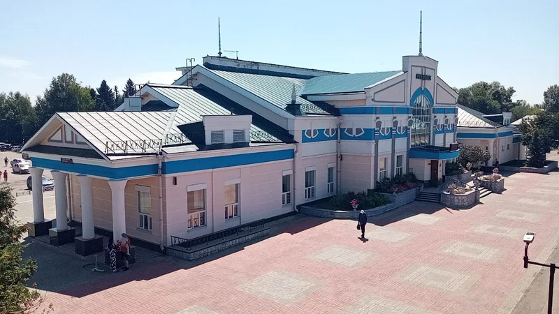 Железнодорожный вокзал Рубцовска на архивном снимке