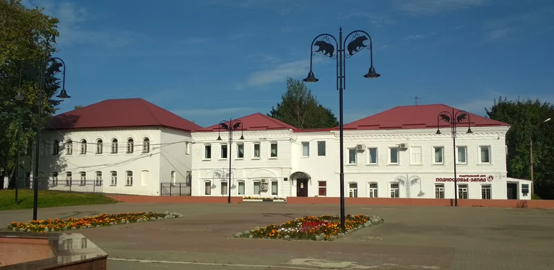 Площадь Партизан в Рузе: краеведческий музей и соседний дом