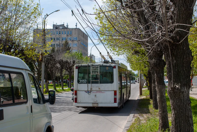 Троллейбус на улице Есенина в Рязани, вид вдоль улицы