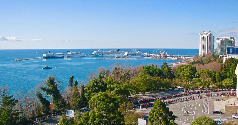 Панорама побережья и морского порта Сочи