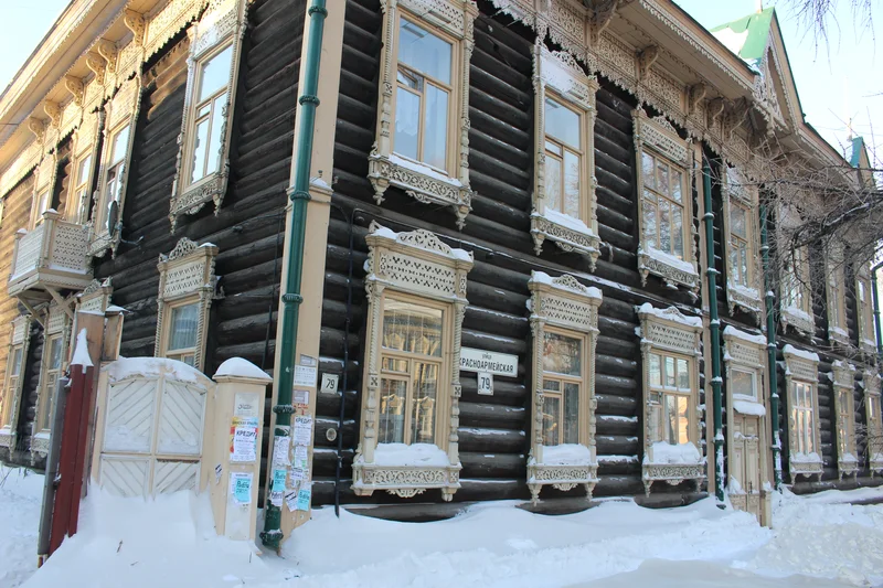 Деревянный дом с резными наличниками на Красноармейской улице в Томске