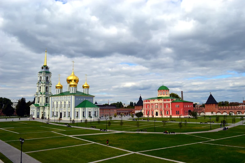 Территория Тульского кремля с соборами и крепостной стеной