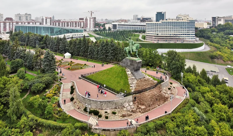 Площадь и памятник Салавату Юлаеву в Уфе, вид сверху