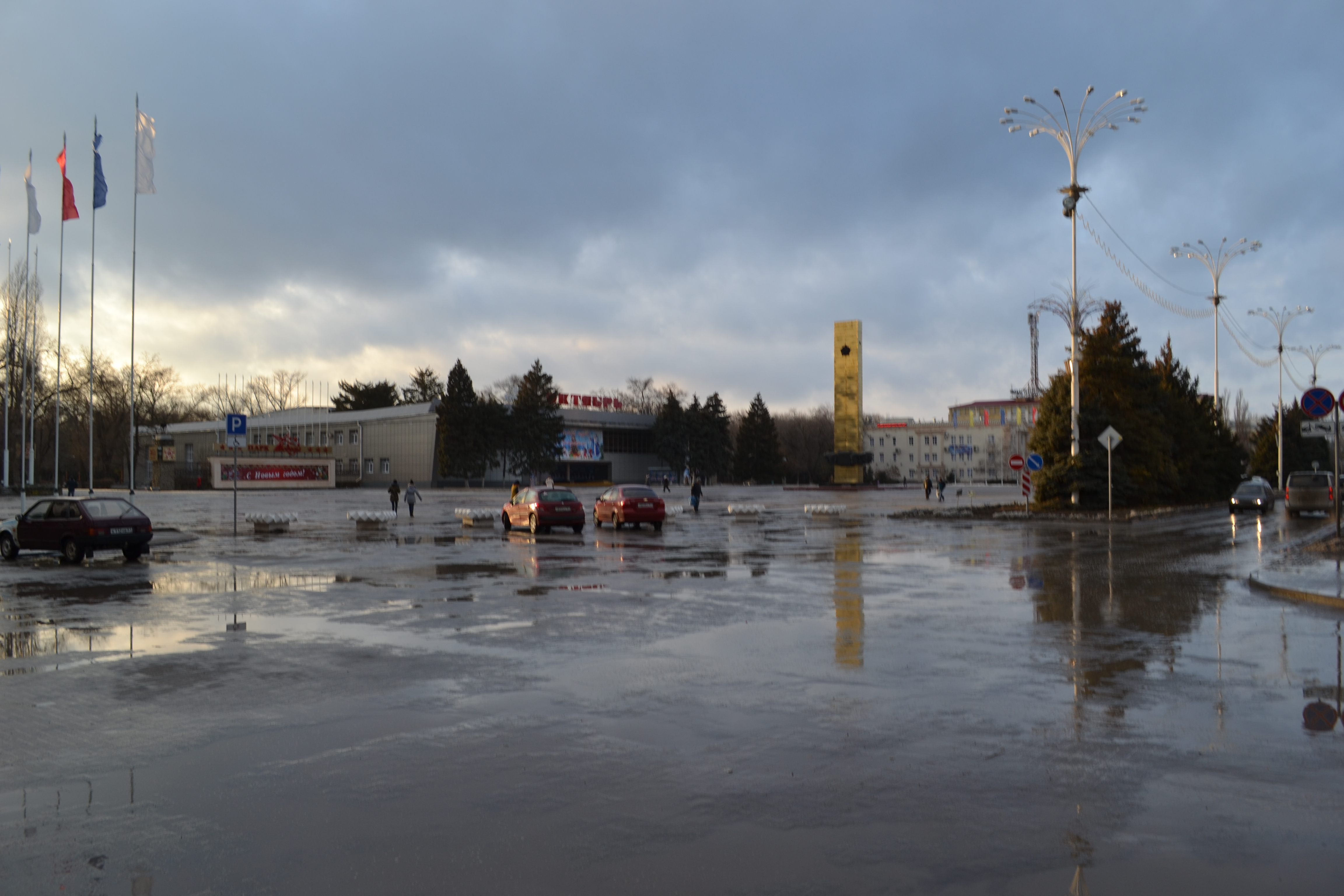 Площадь Победы, ДК «Октябрь» и входы в парк Победы в Волгодонске